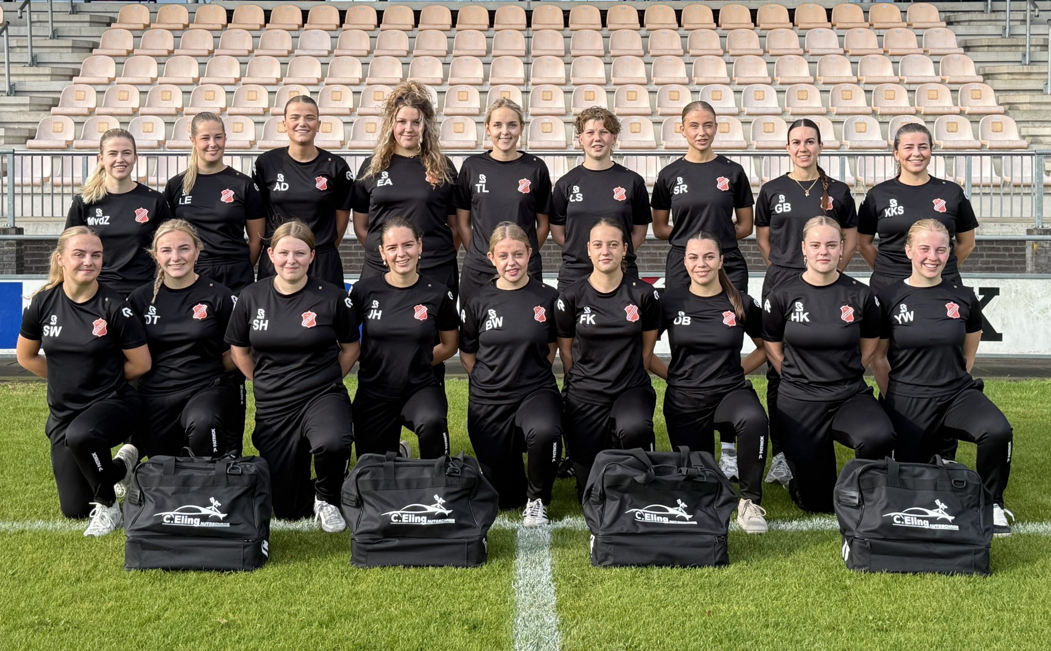 Nieuwe trainingsshirts en voetbaltassen voor Vrouwen 1